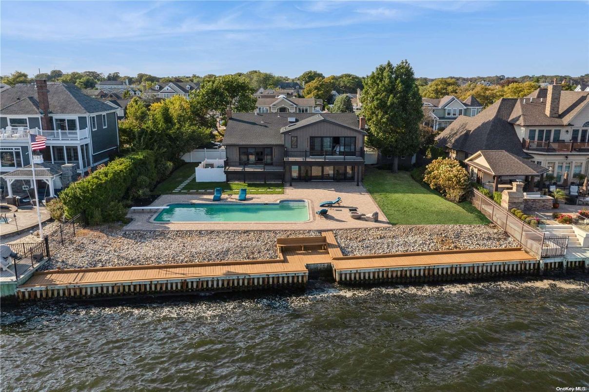 Exterior, Lake
