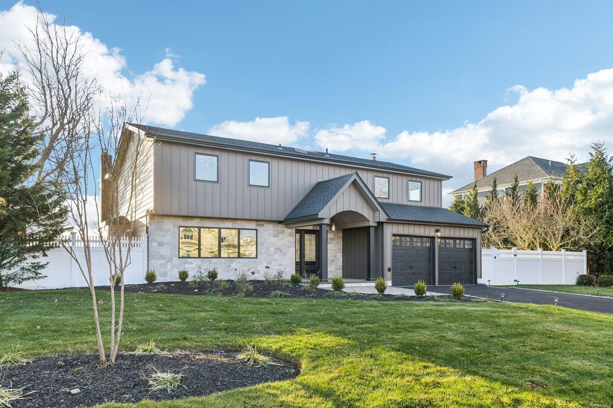 Attached, Exterior, Facade, Farmhouse