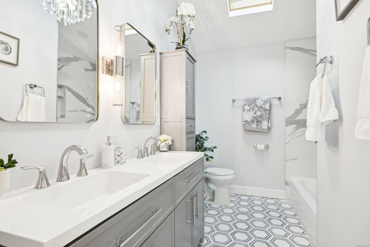 Bathroom, Dual Sink Vanities, Interior
