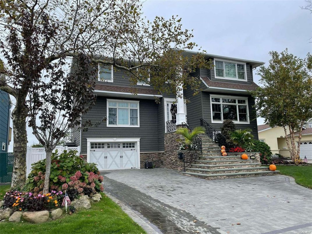 Attached, Exterior, Facade, Raised Ranch