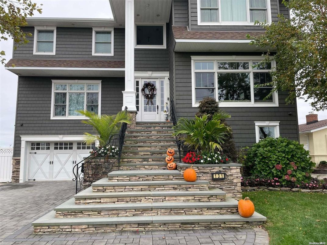 Attached, Exterior, Facade, Rowhouse