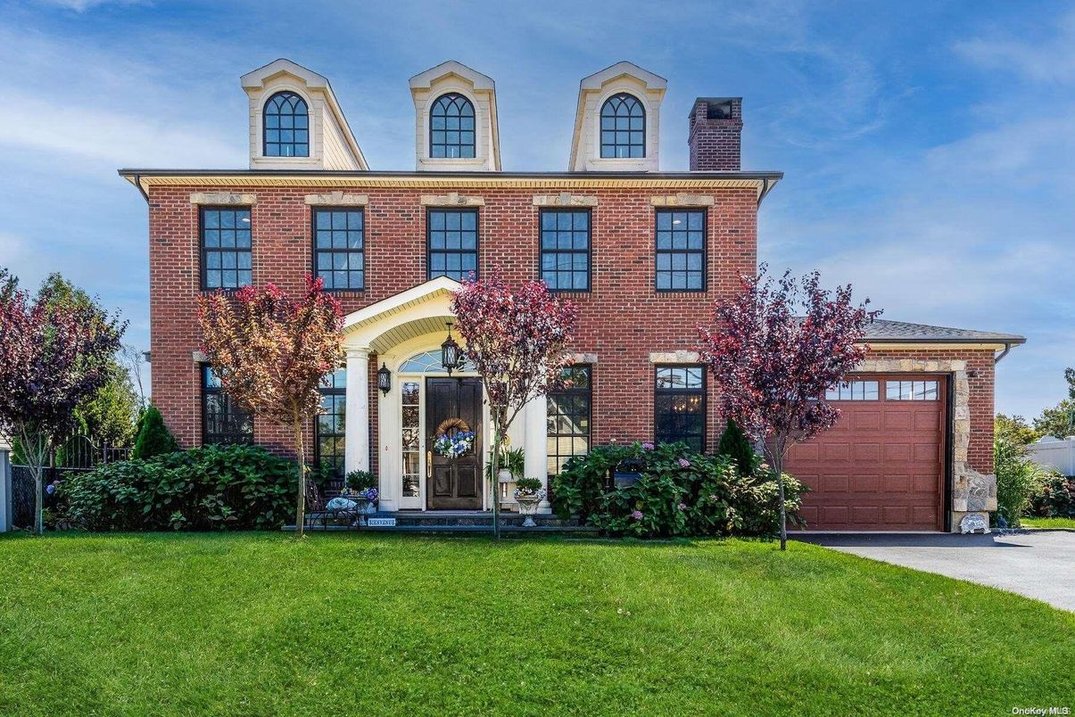 Attached, Exterior, Facade, Brick Facade, Georgian