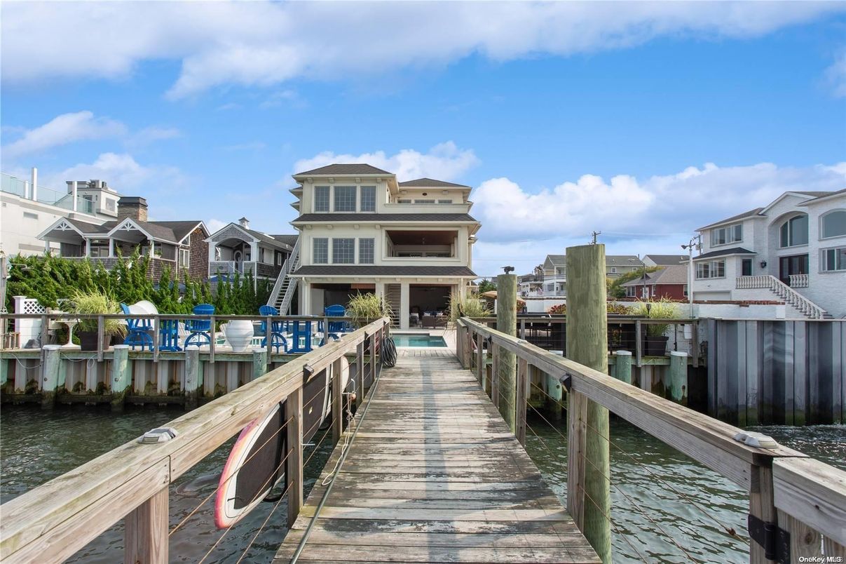 Exterior, Lake