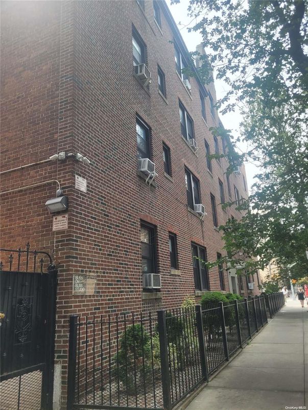 Exterior, Facade, Brick Facade, Rowhouse