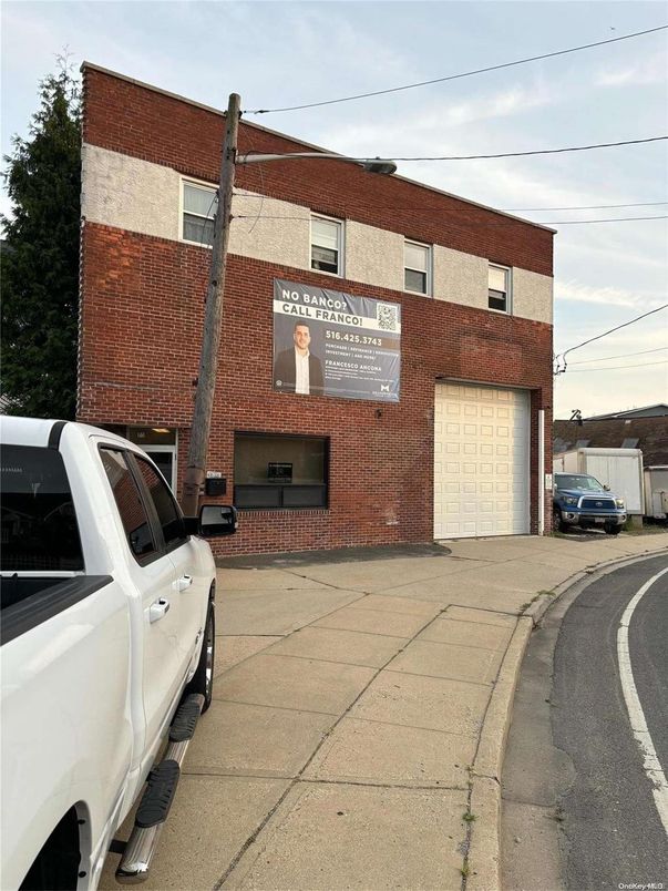 Attached, Exterior, Facade, Brick Facade, Rowhouse