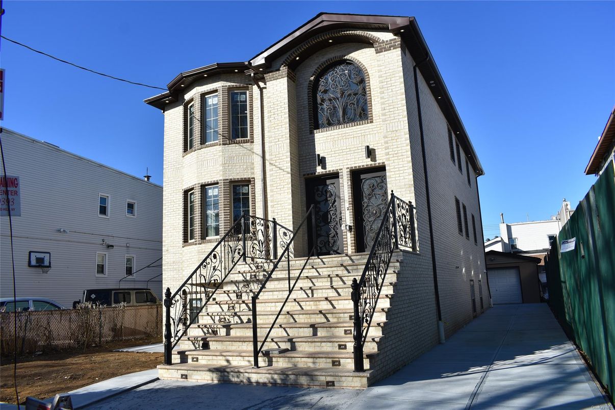 Exterior, Facade, Brick Facade, Rowhouse