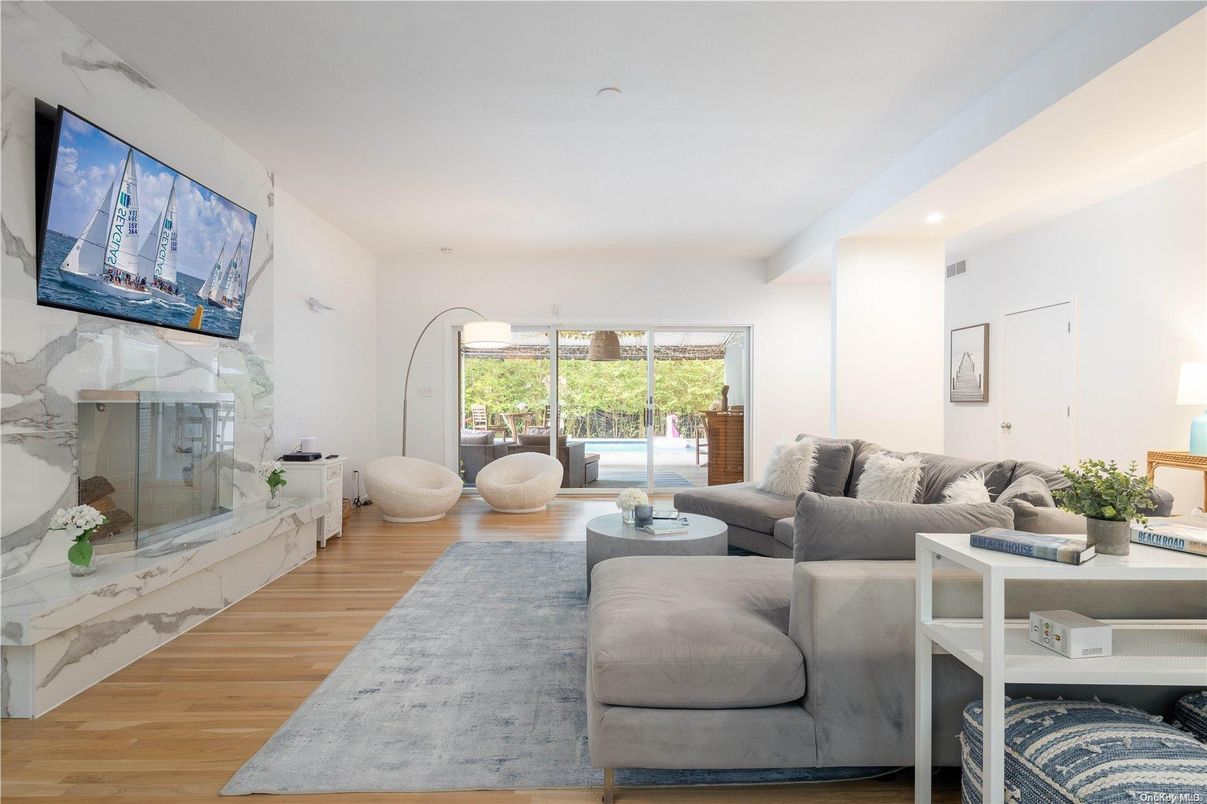 Interior, Living room, Recessed Lighting, Wood Texture Flooring