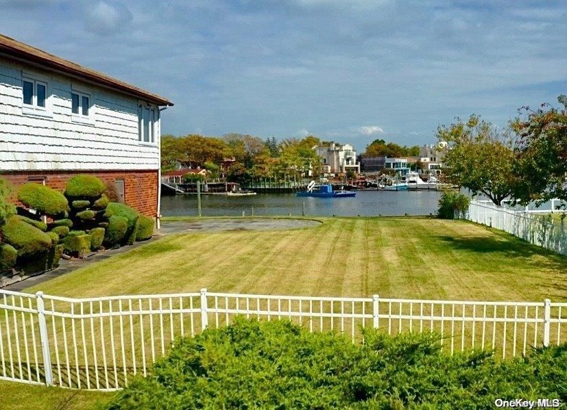 Exterior, Lake