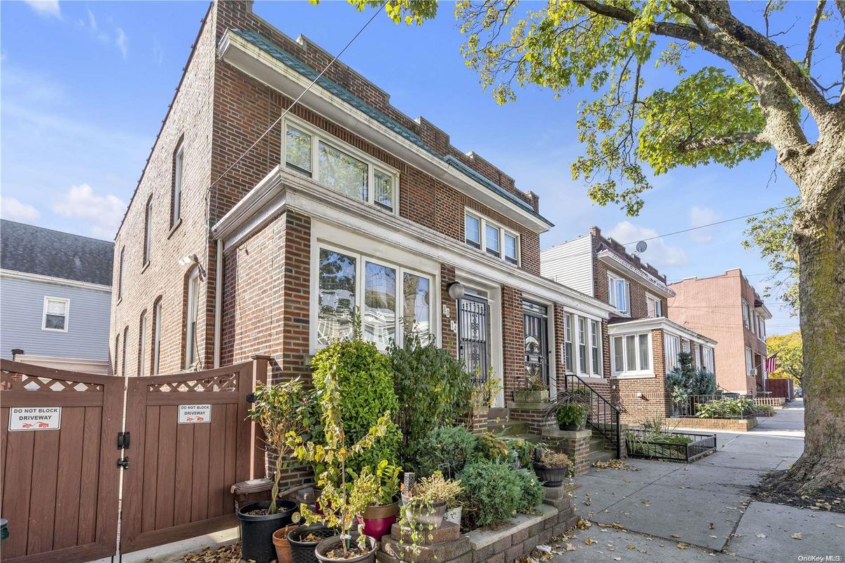 Exterior, Facade, Brick Facade, Rowhouse