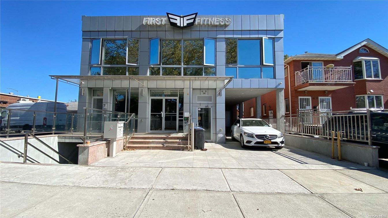 Exterior, Facade, Modern