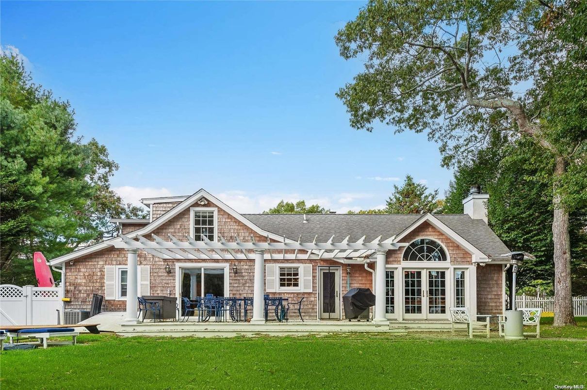 Backyard, Exterior, Facade, Brick Facade, Ranch