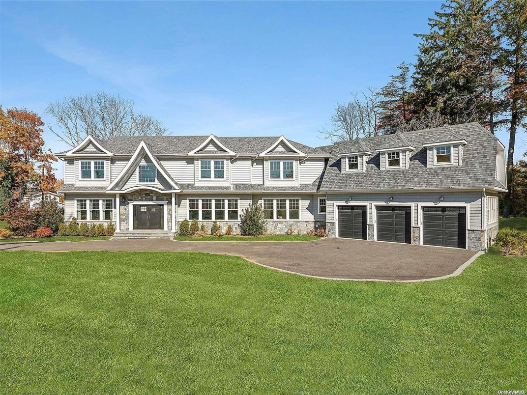 Attached, Exterior, Facade, Cape Cod