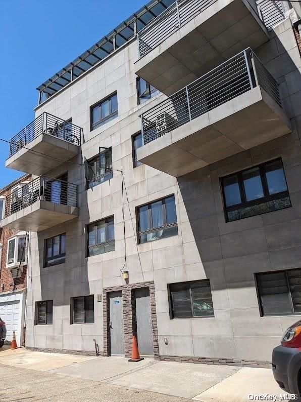 Exterior, Facade, Modern
