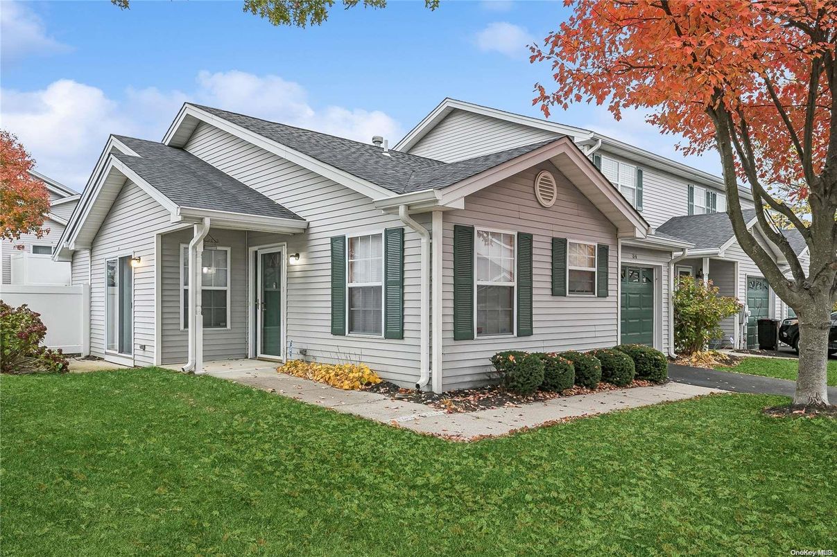 Attached, Exterior, Facade, American Craftsman