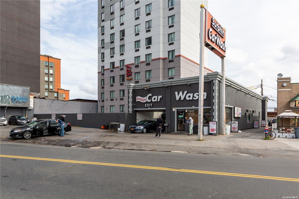 Exterior, Facade, Highrise