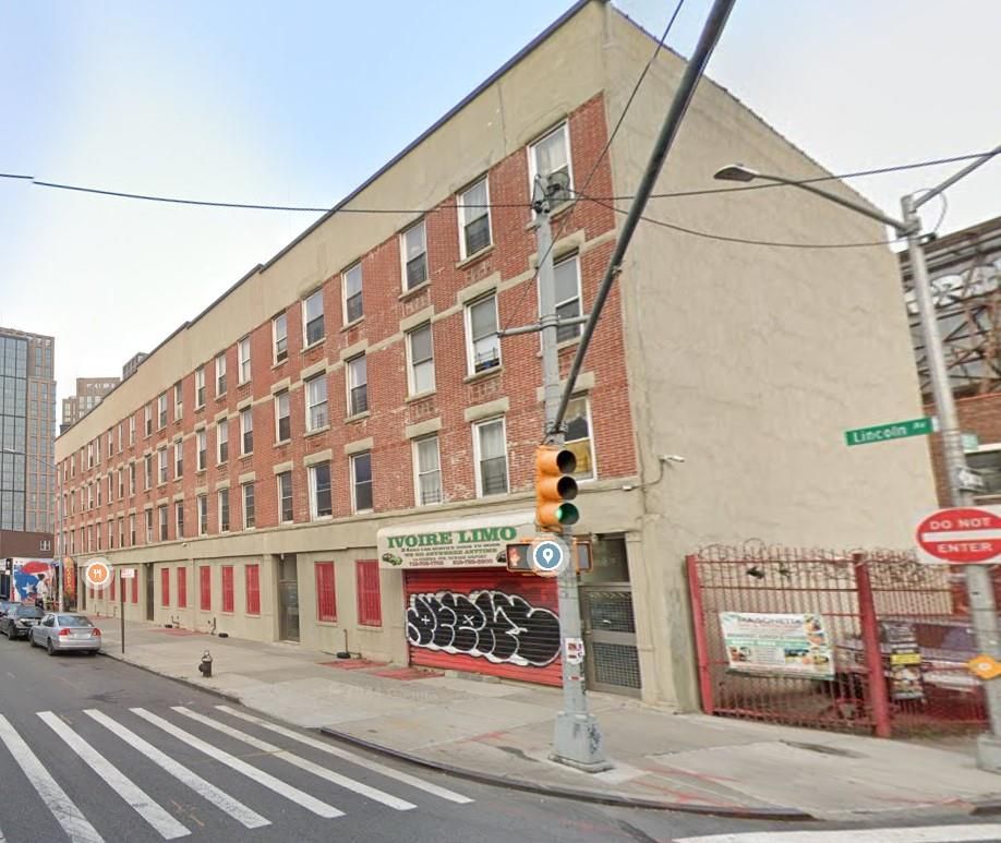 Exterior, Facade, Brick Facade, Chicago School