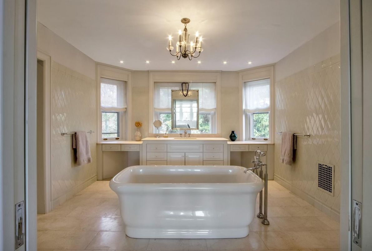 Bathroom, Chandelier, Free Standing Baths, Interior, Recessed Lighting