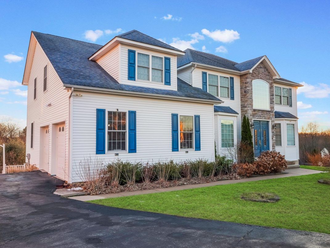 Attached, Exterior, Facade, Farmhouse