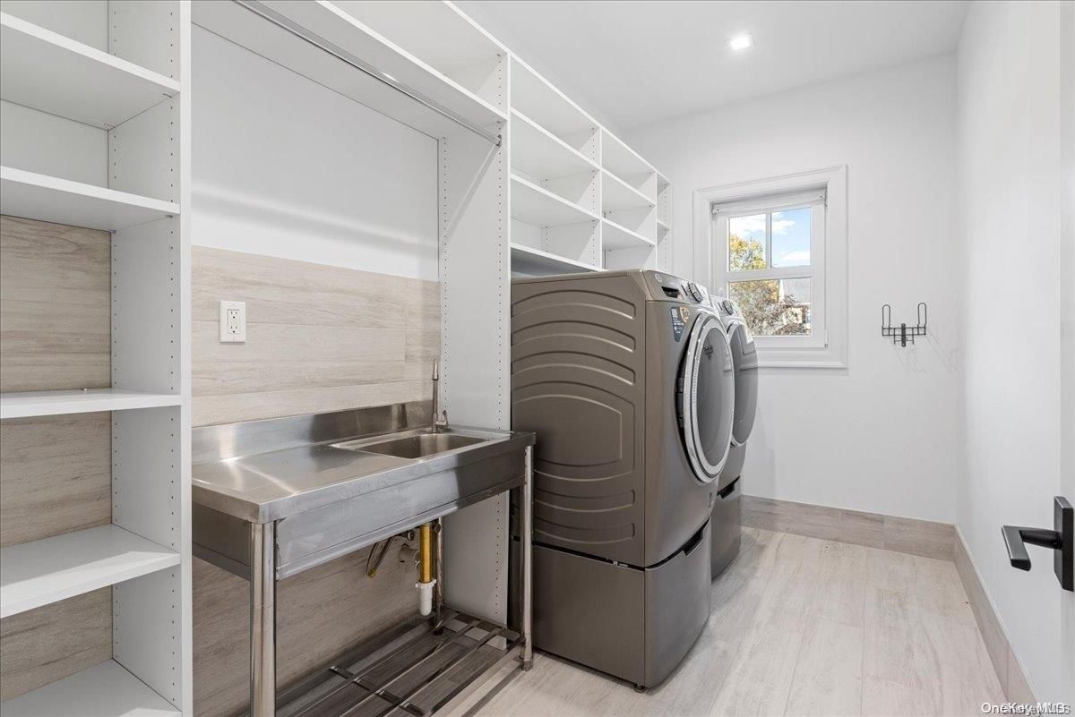 Interior, Recessed Lighting, Washer, Wood Texture Flooring