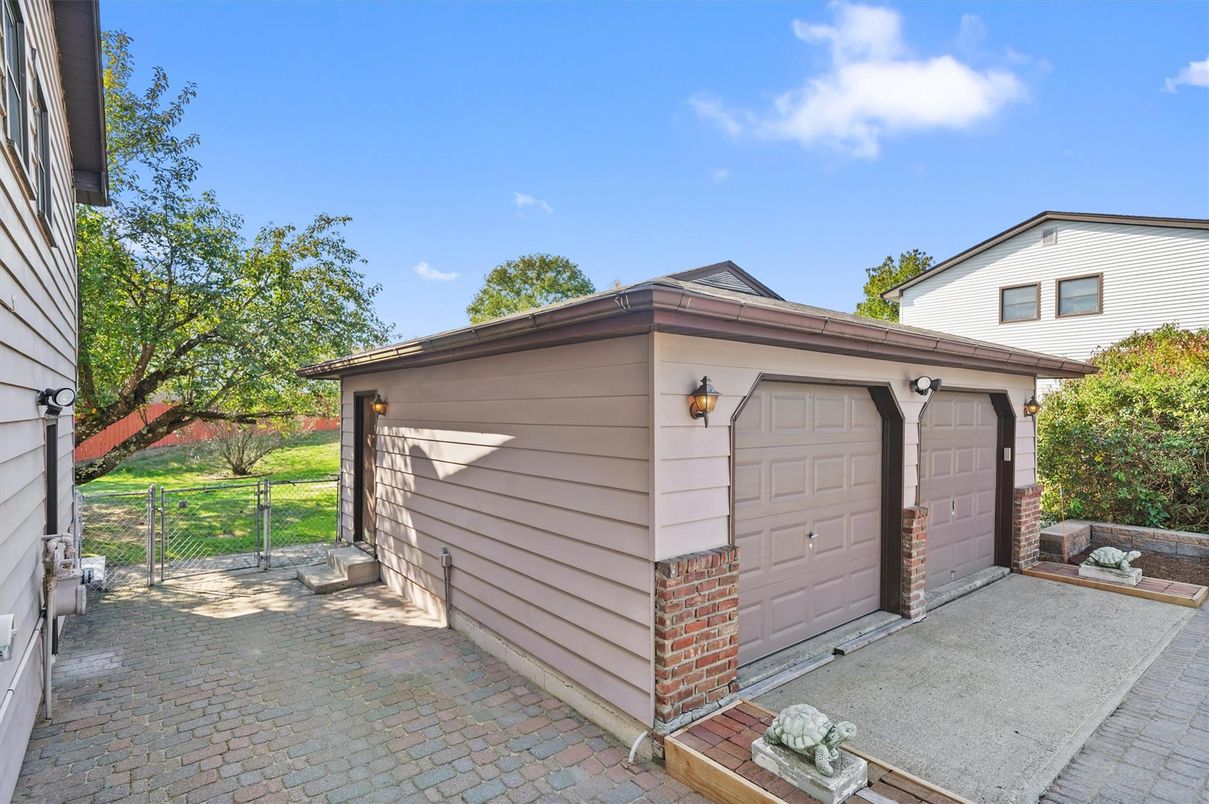 Detached Garage, Exterior