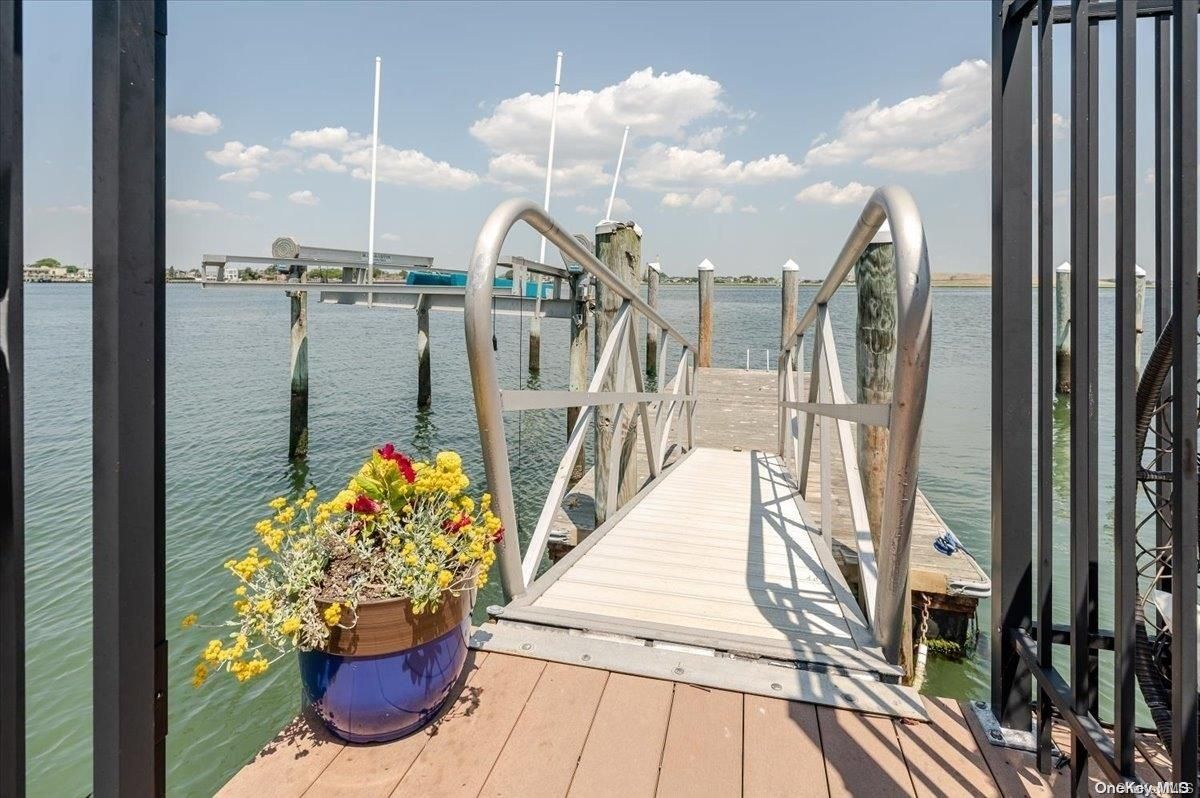 Exterior, Lake