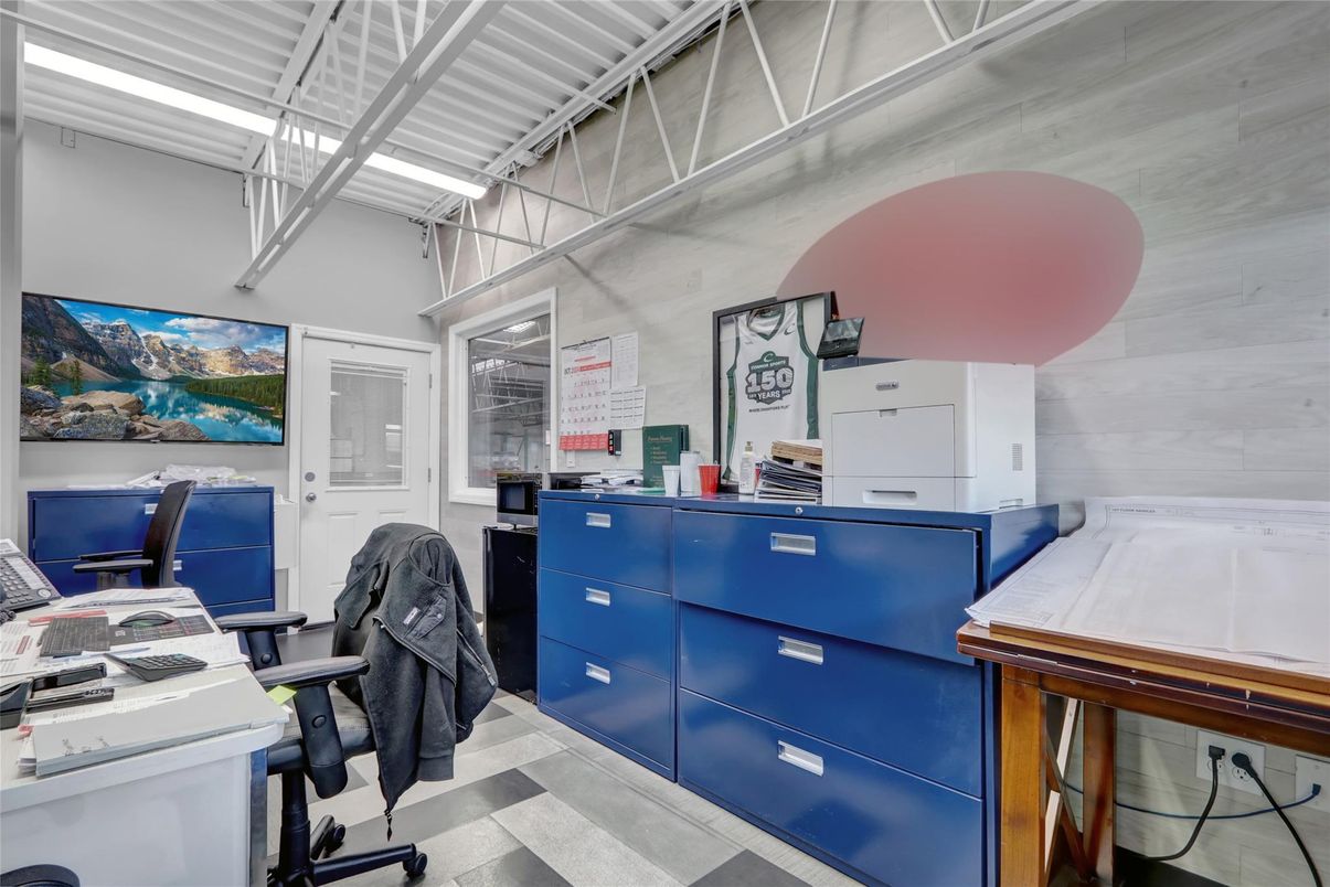 Home Office, Interior