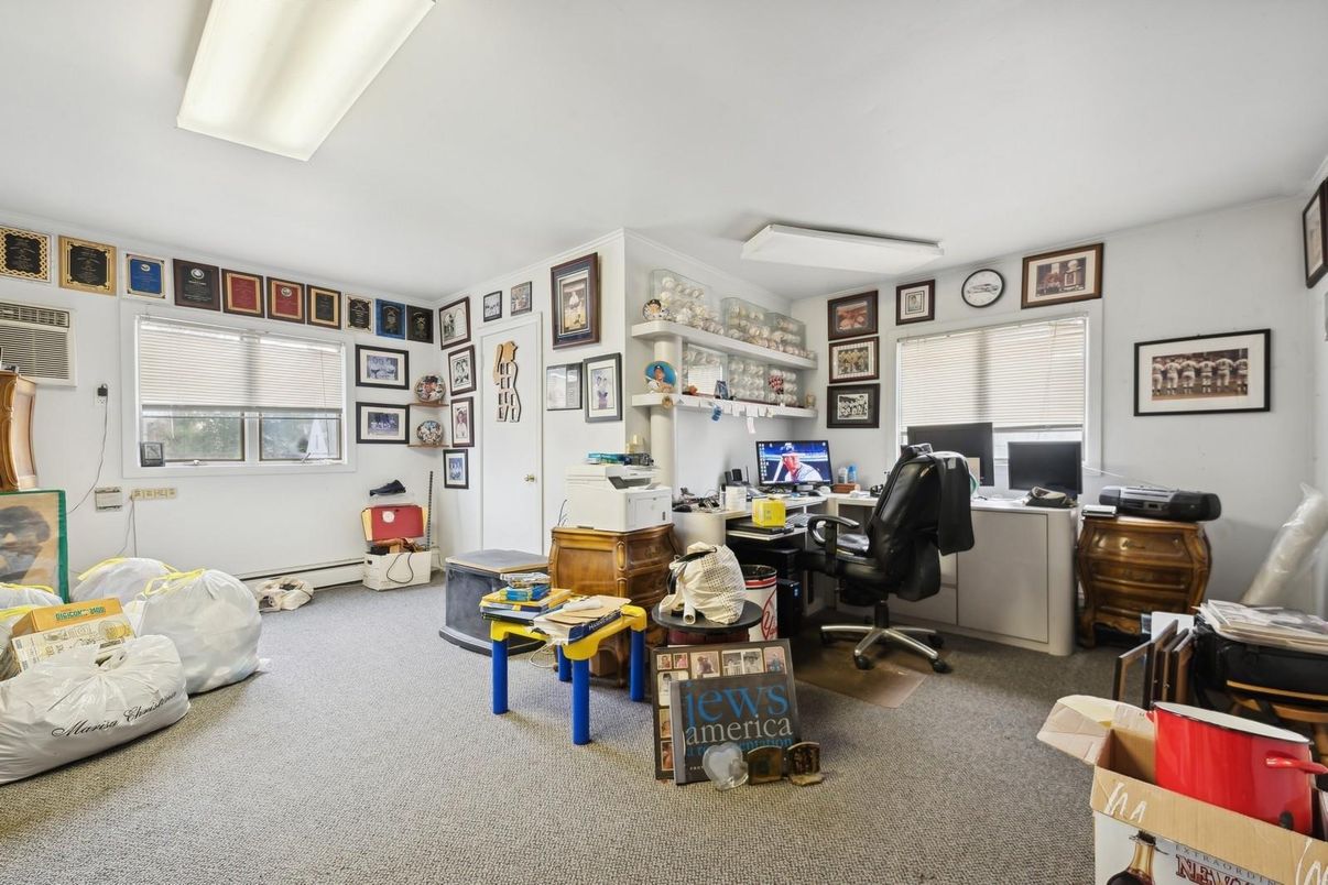 Home Office, Interior