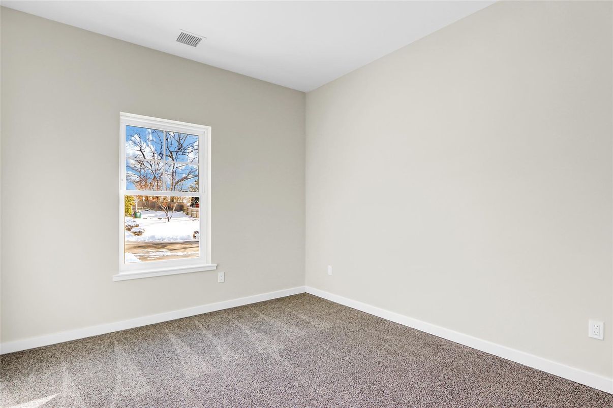 Empty room, Interior