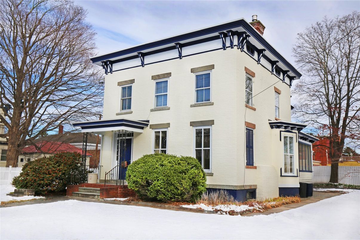 Exterior, Facade, American Foursquare
