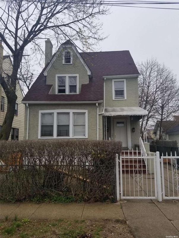 Exterior, Facade, Queen Anne Victorian