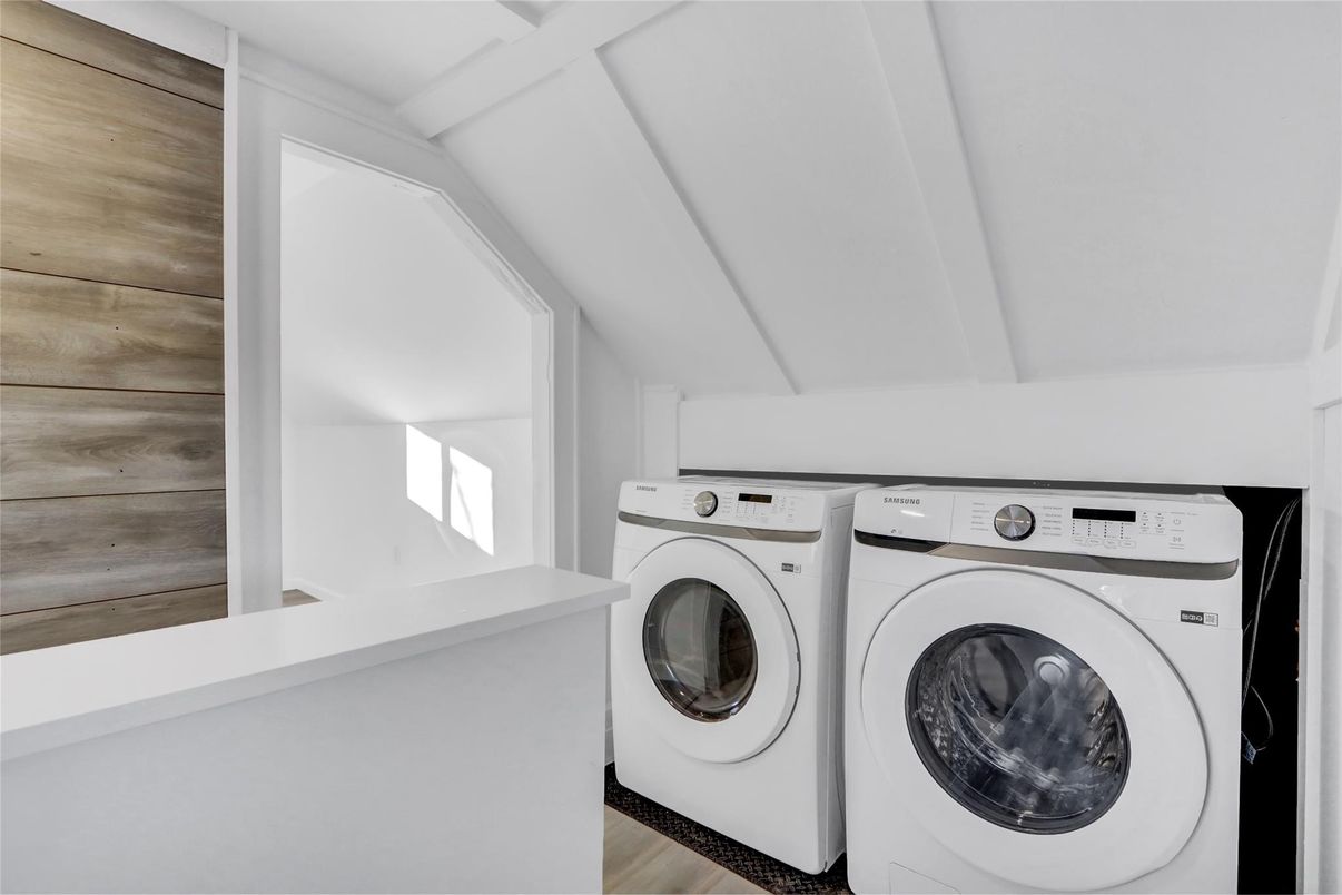 Interior, Utility Closets, Washer, Wood Texture Flooring