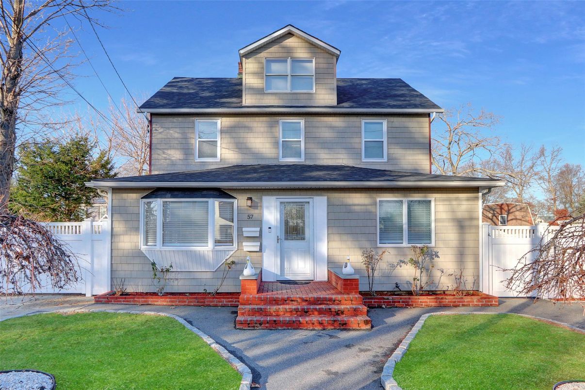 Exterior, Facade, American Foursquare