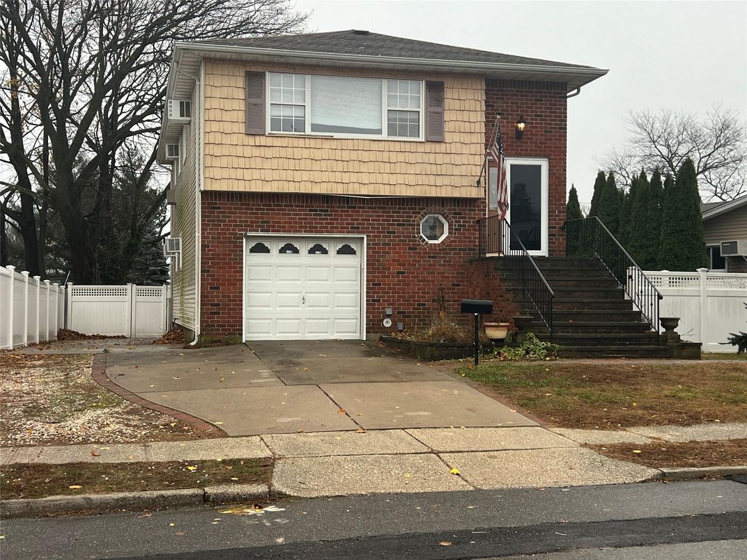 Attached, Exterior, Facade, Brick Facade, Split Level