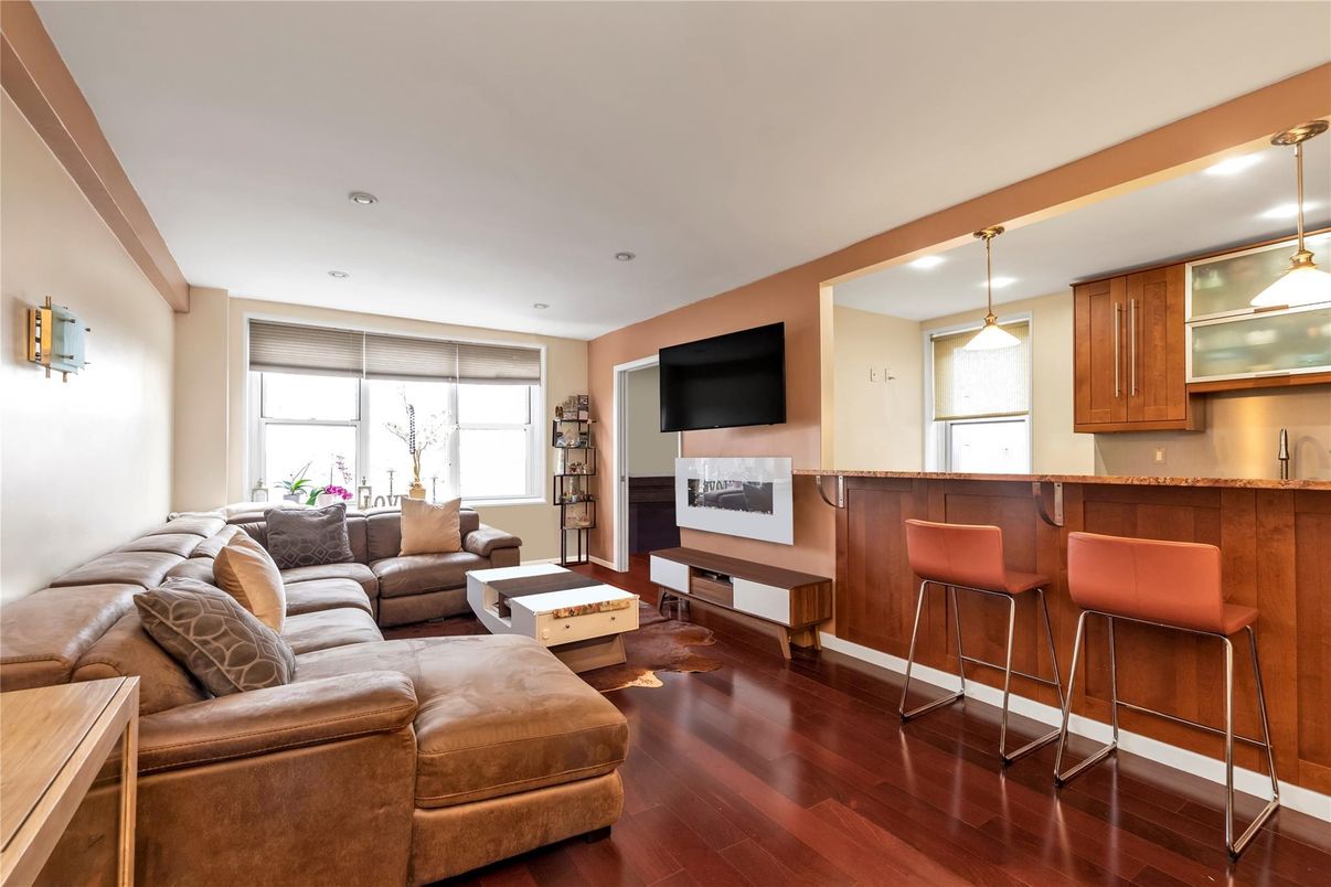Interior, Living room, Pendant Lights, Recessed Lighting, Wood Texture Flooring