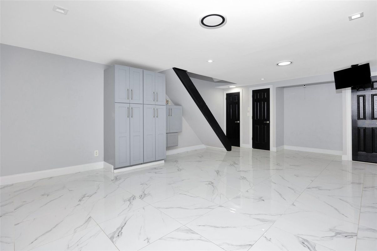 Empty room, Interior, Marble, Recessed Lighting