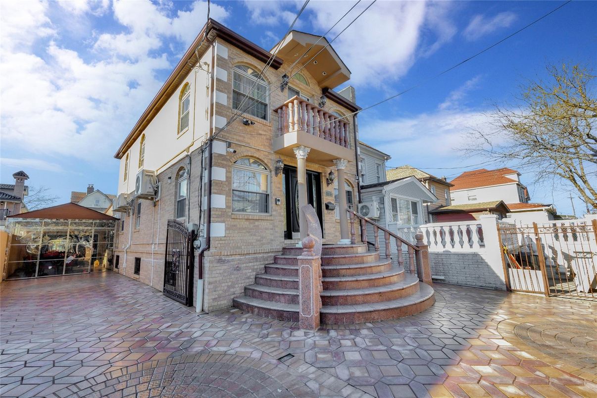 Exterior, Facade, Rowhouse