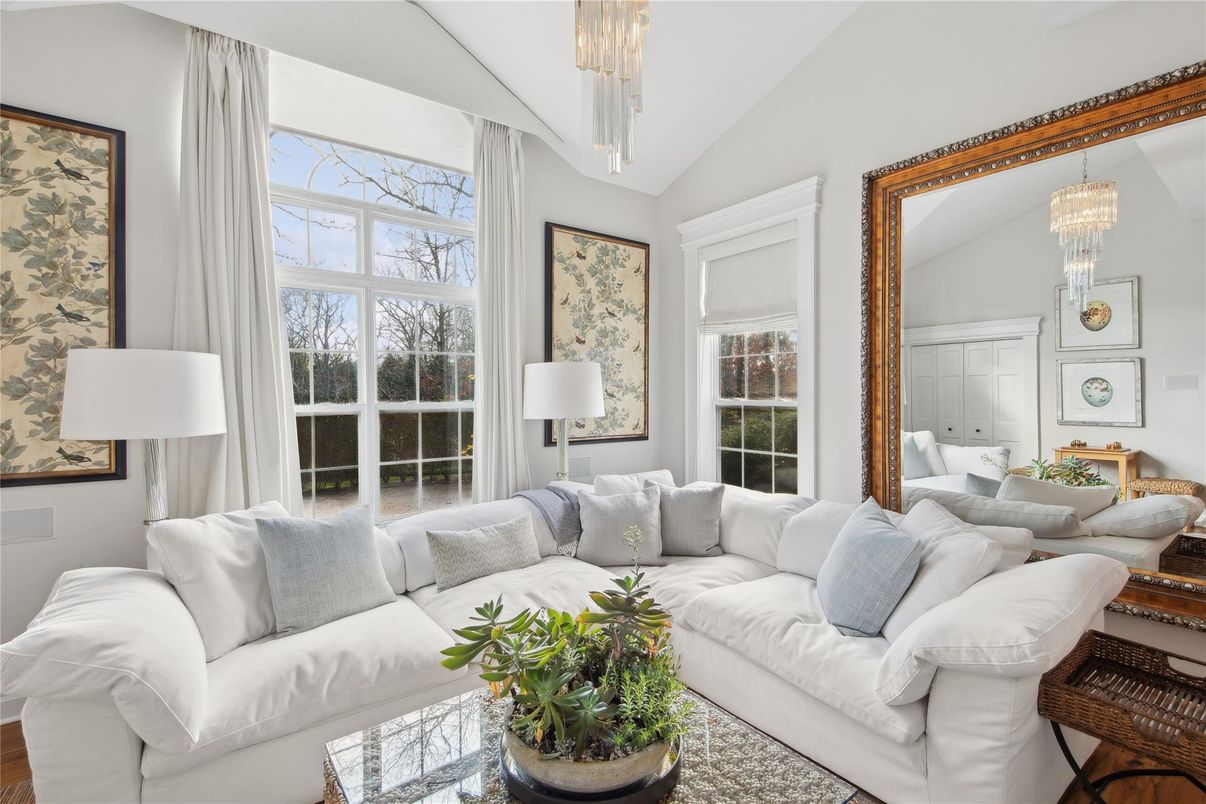 Chandelier, Interior, Living room