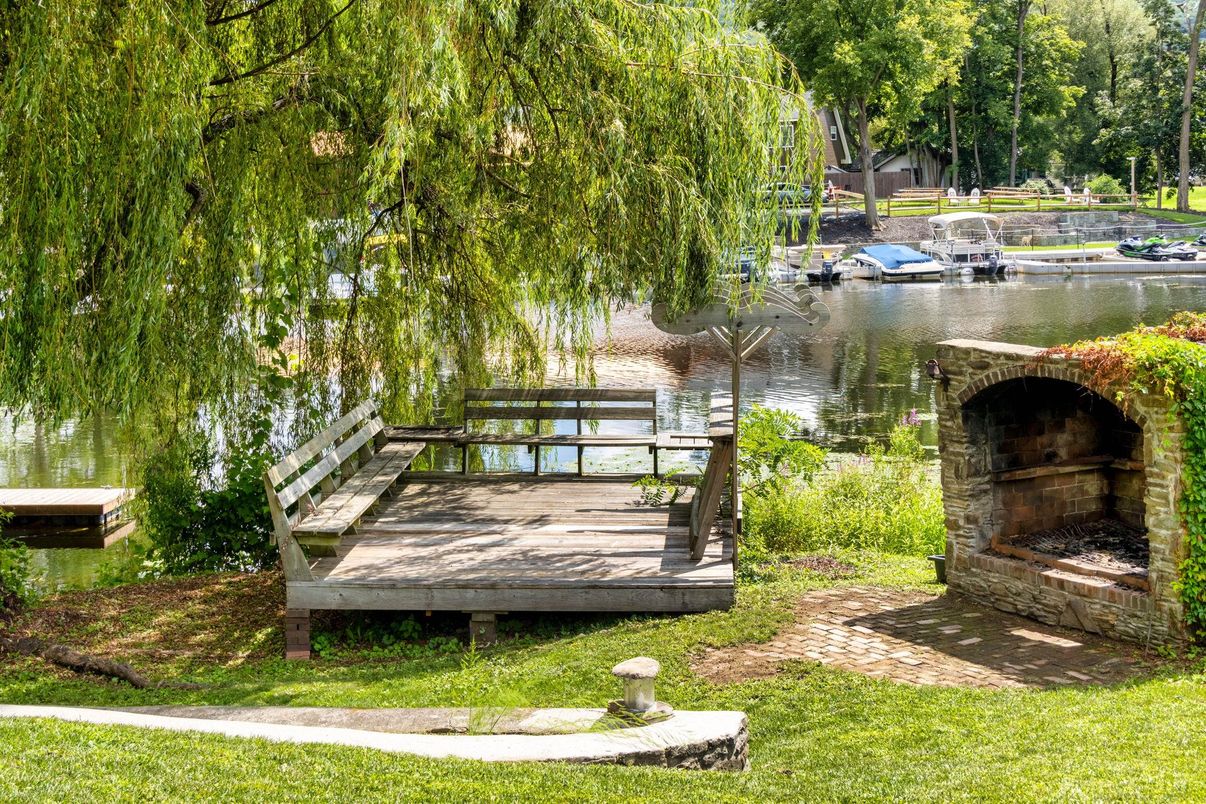 Exterior, Lake