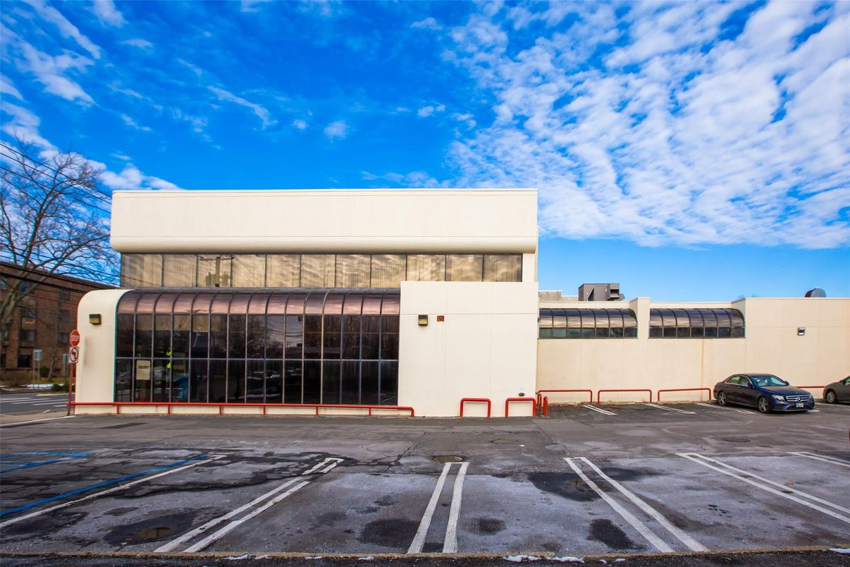 Exterior, Facade, Modern