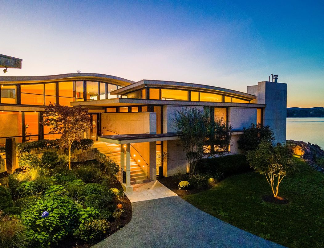 Exterior, Facade, Water, Modern
