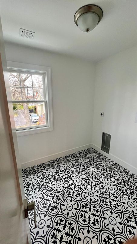 Empty room, Interior