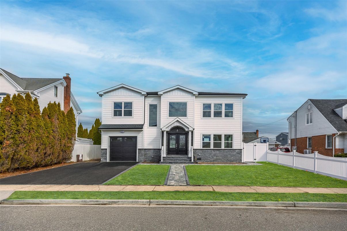 Attached, Exterior, Facade, Raised Ranch