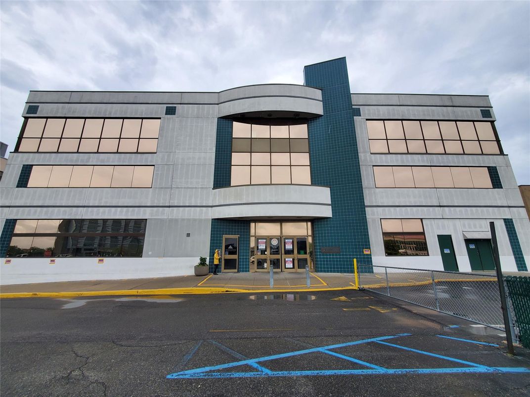 Exterior, Facade, Modern