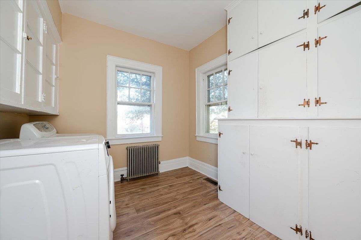 Interior, Washer, Wood Texture Flooring