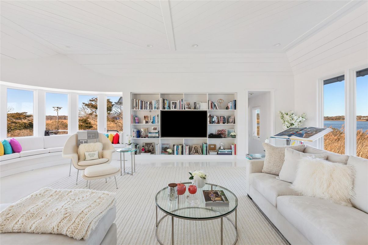 Interior, Living room, Water