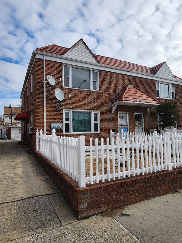 Exterior, Facade, Brick Facade, Rowhouse