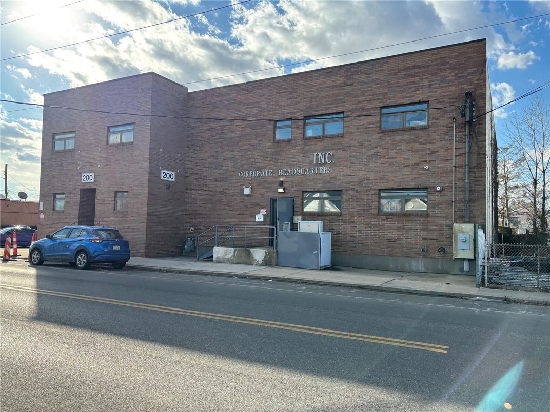 Exterior, Facade, Brick Facade, Rowhouse