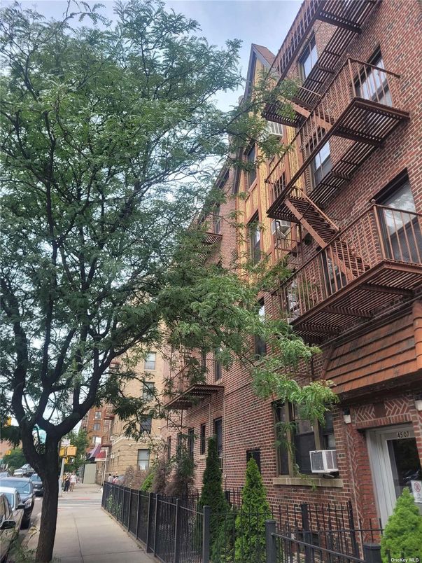 Exterior, Facade, Brick Facade, Rowhouse