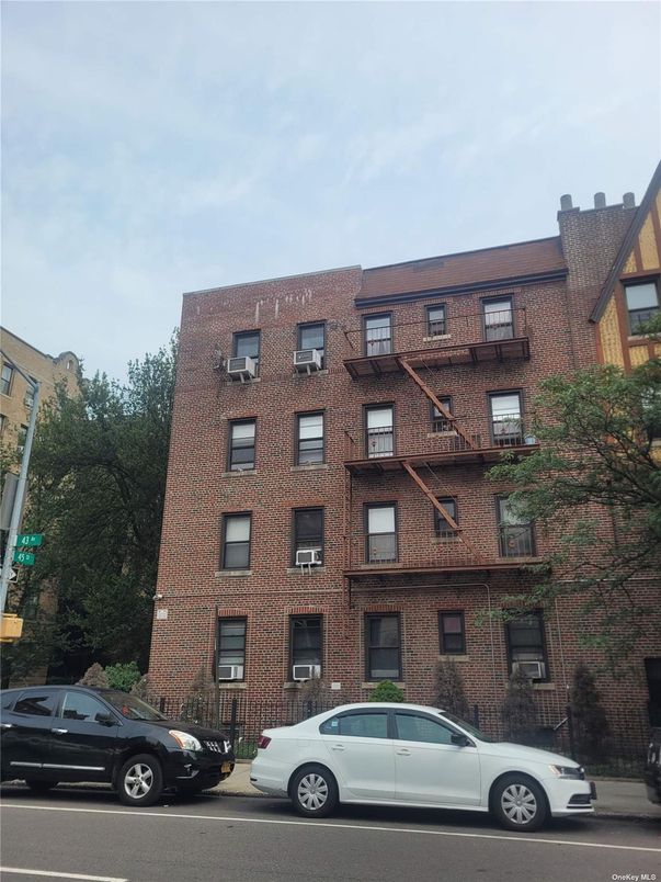 Exterior, Facade, Brick Facade, Rowhouse