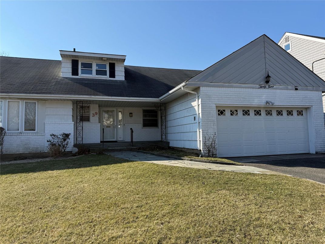 Attached, Exterior, Facade, Ranch